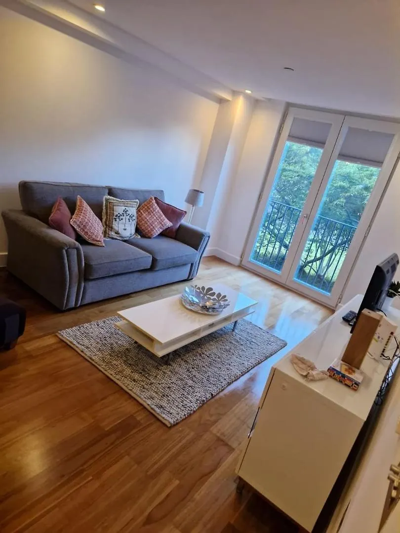 Central Cardiff Stay Near Everything! Apartman